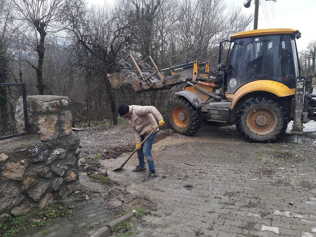 Gökçebey Belediyesi, Yağış Sularının Akışını Engellemeden Sorumlu Olarak Çalışıyor