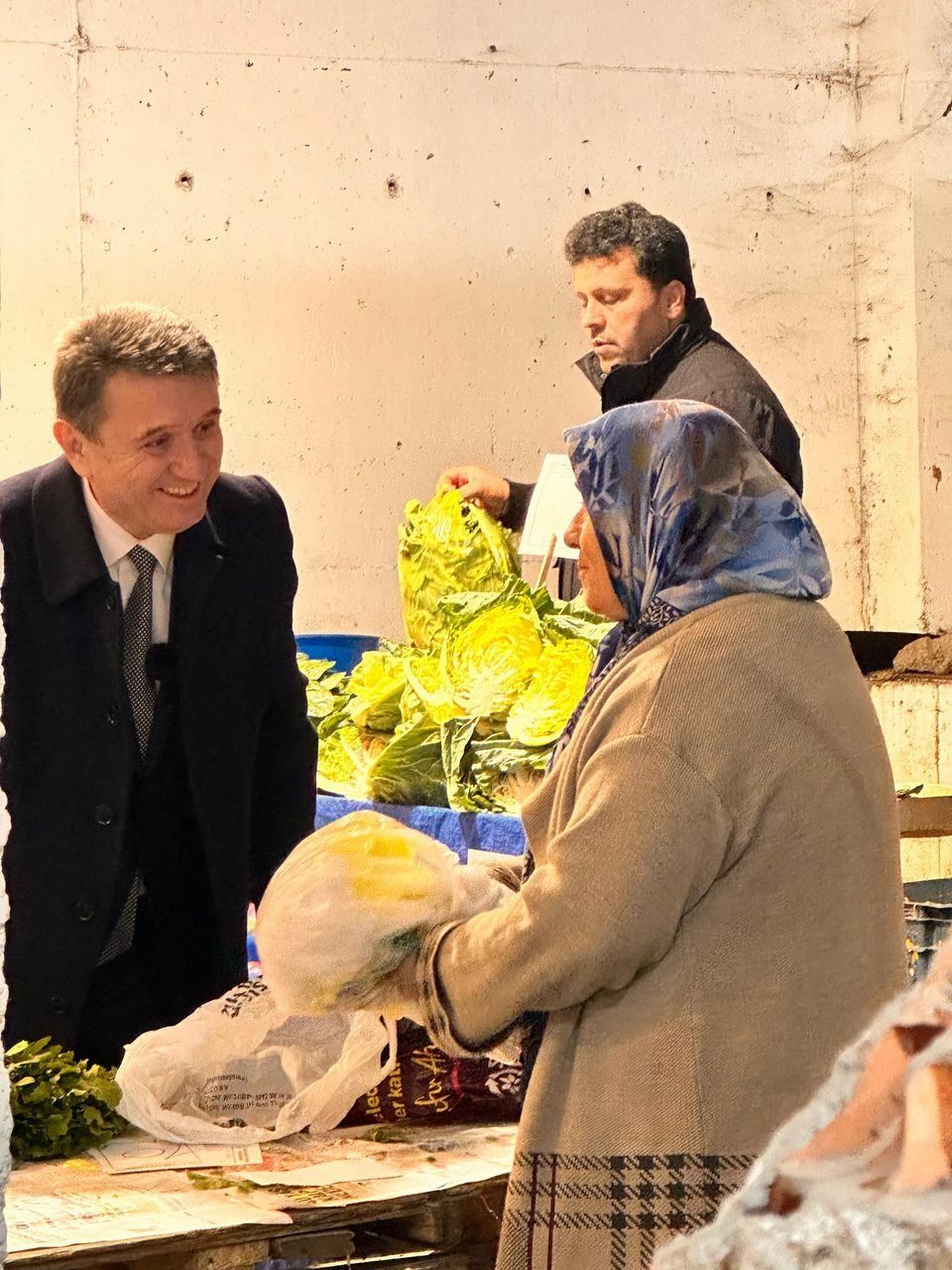 Zonguldak'ta CHP Belediye Başkan Adayı Tahsin Erdem, köylü pazarında esnaf ve vatandaşlarla buluştu.