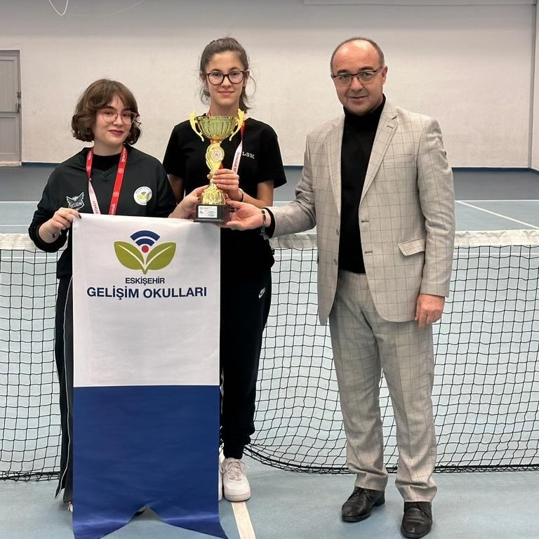 Eskişehir'deki Okul Sporları Tenis Müsabakaları, gençlisporcuları büyüledi.