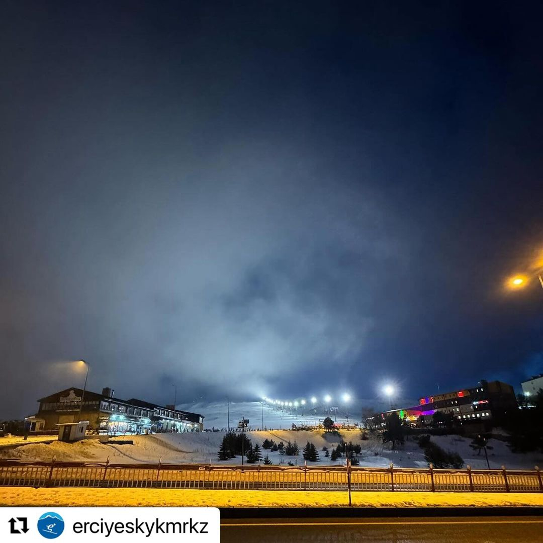 Kayseri Büyükşehir Belediyesi, Erciyes Kayak Merkezi'nde sömestr tatili boyunca her gün Gece Kayağı etkinlikleri düzenliyor.