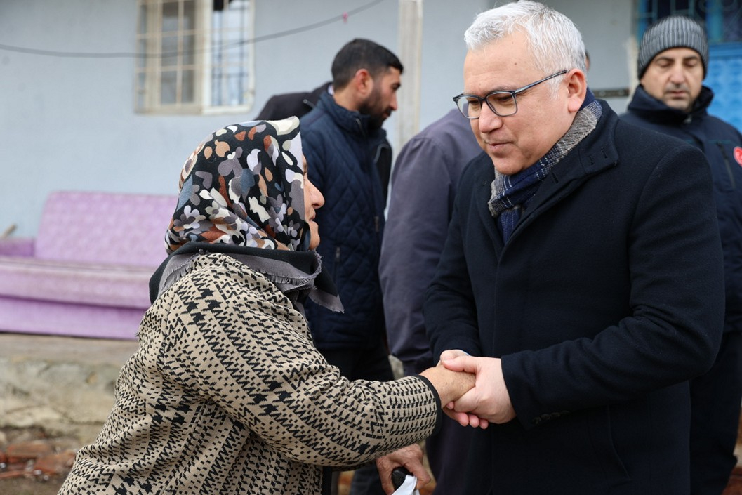 Sivas Valisi Şimşek, Gürün'de meydana gelen deprem sonrası bölgede incelemelerde bulundu.