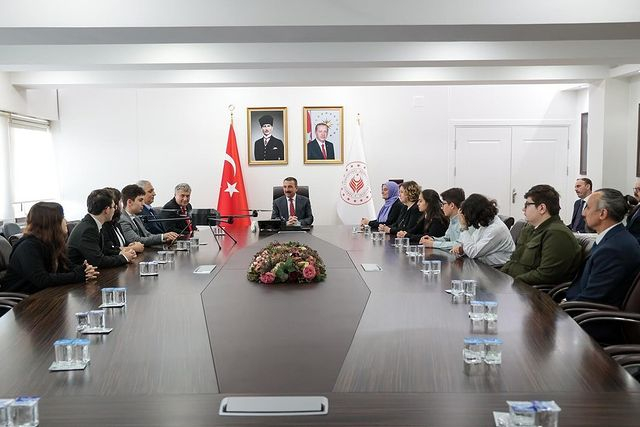 Zonguldak Valisi, TÜBİTAK'ın düzenlediği öğrenci projeleri yarışmasında başarılı olanlara tebriklerini iletti.