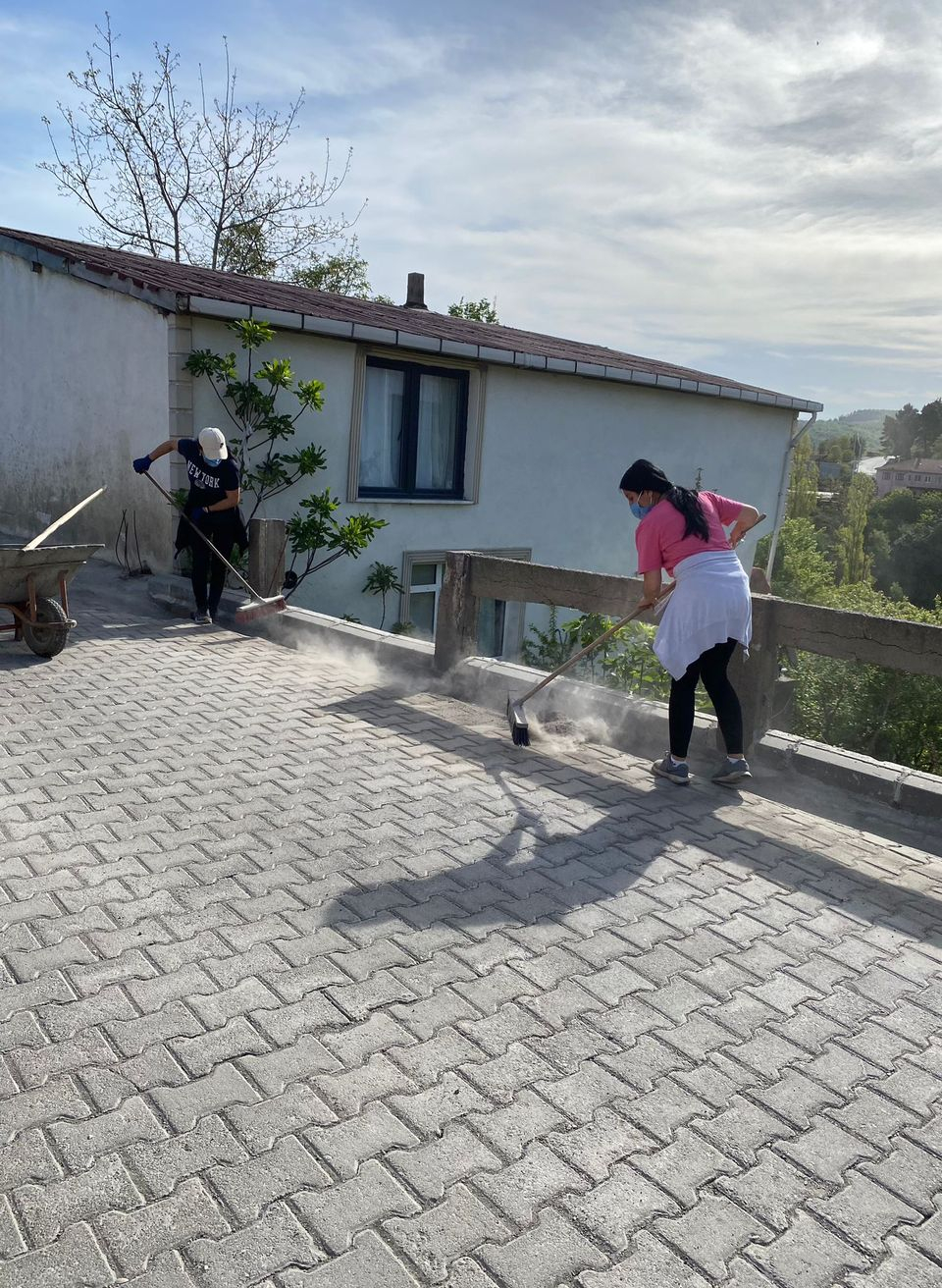 Zonguldak'ın Kilimli ilçesinde temizlik çalışmaları ile çevre korumasına destek olunuyor.