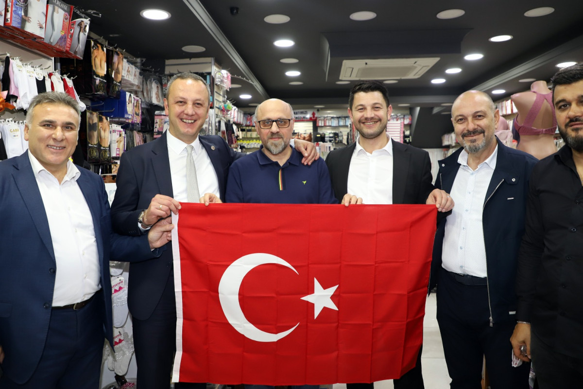 Başkan Alan esnafı gezdi, Türk Bayrağı dağıttı 