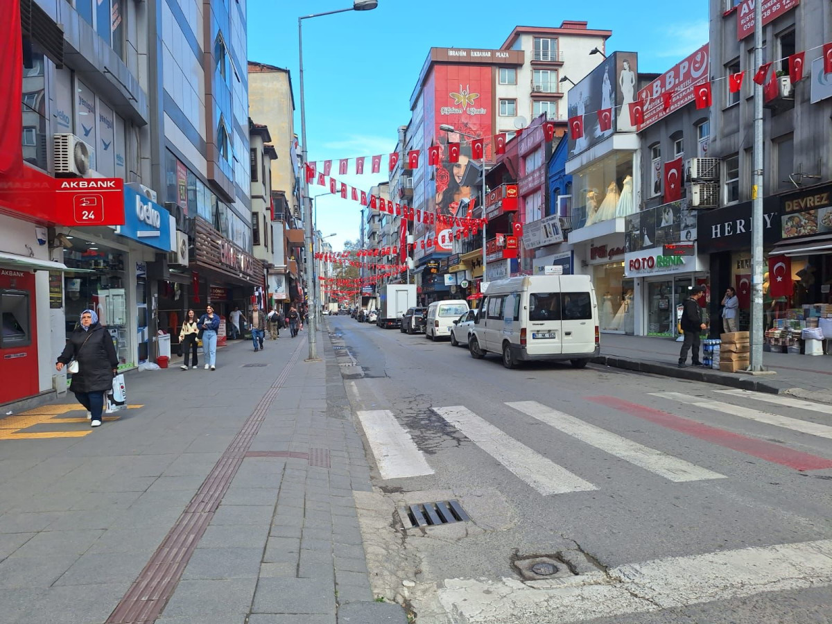 Mecburiyet Caddesi Otoparka döndü!