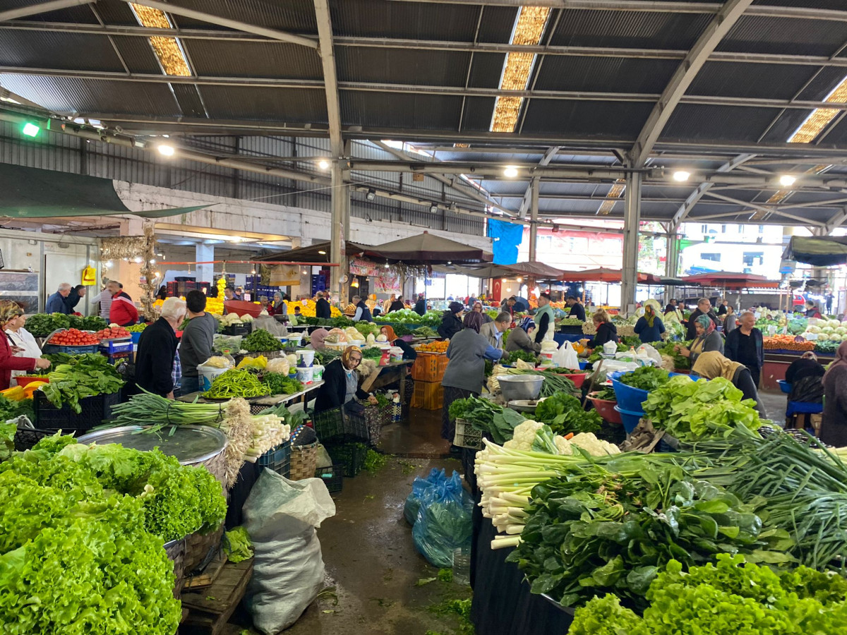 Halk Pazarına yoğun ilgi! Soğan 7.50, Patates 12.50 TL