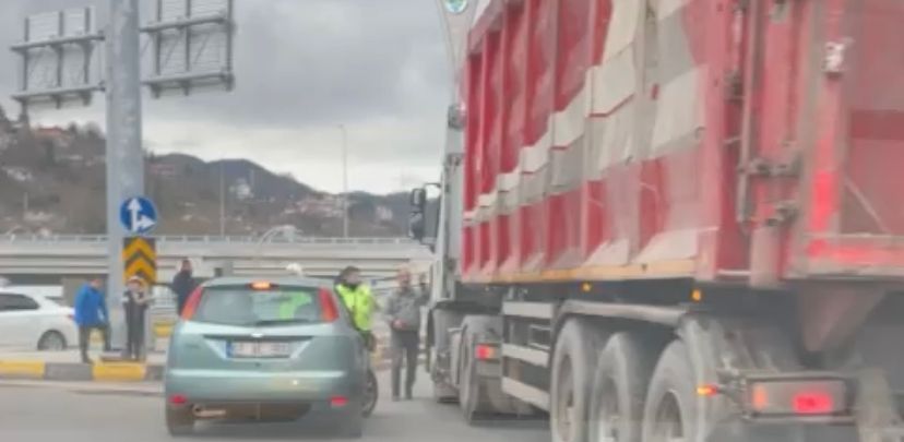 Zonguldak’ta kamyonet ile otomobil çarpıştı.