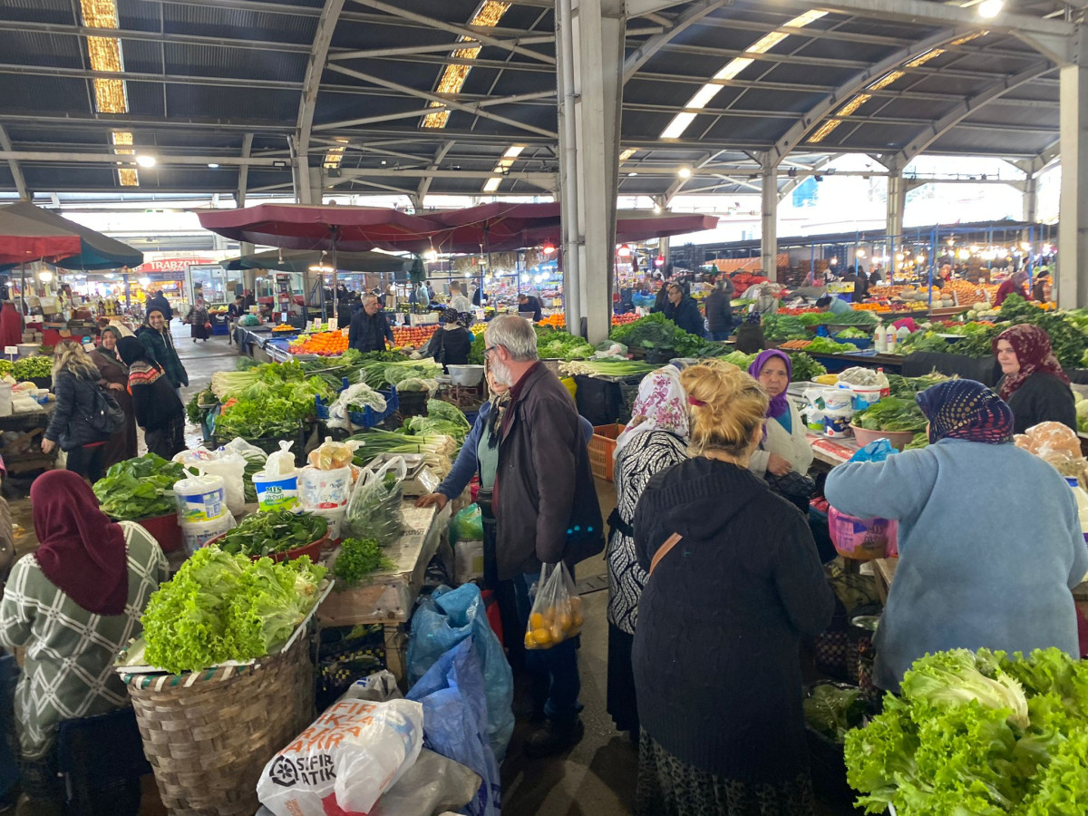 Zonguldak’ta halk pazarında fiyatlar el yaktı.
