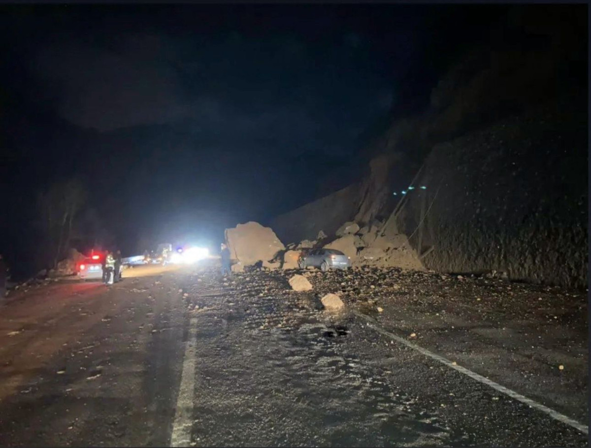 Ankara yolunda heyelan, bir araç hasar gördü 