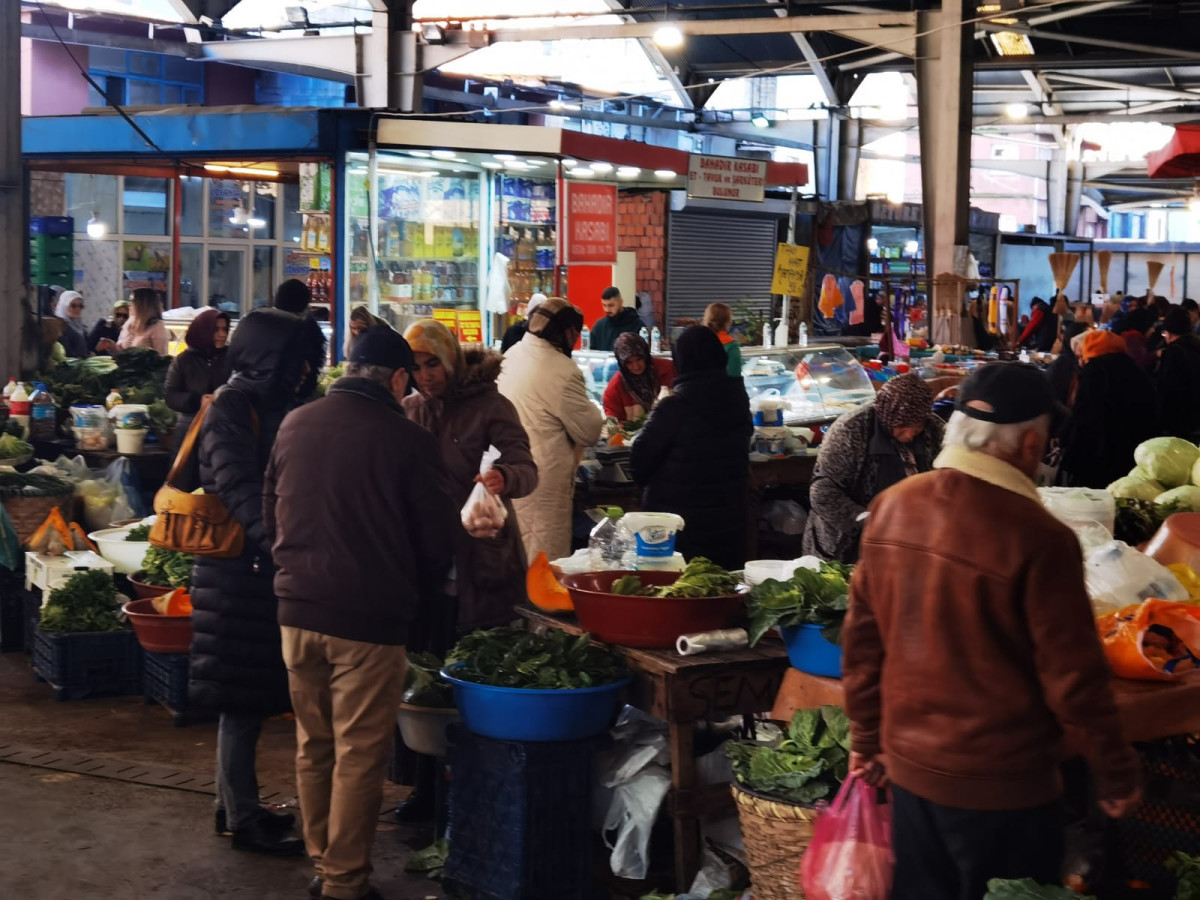 Pazarda hareketlilik, esnafın yüzü güldü