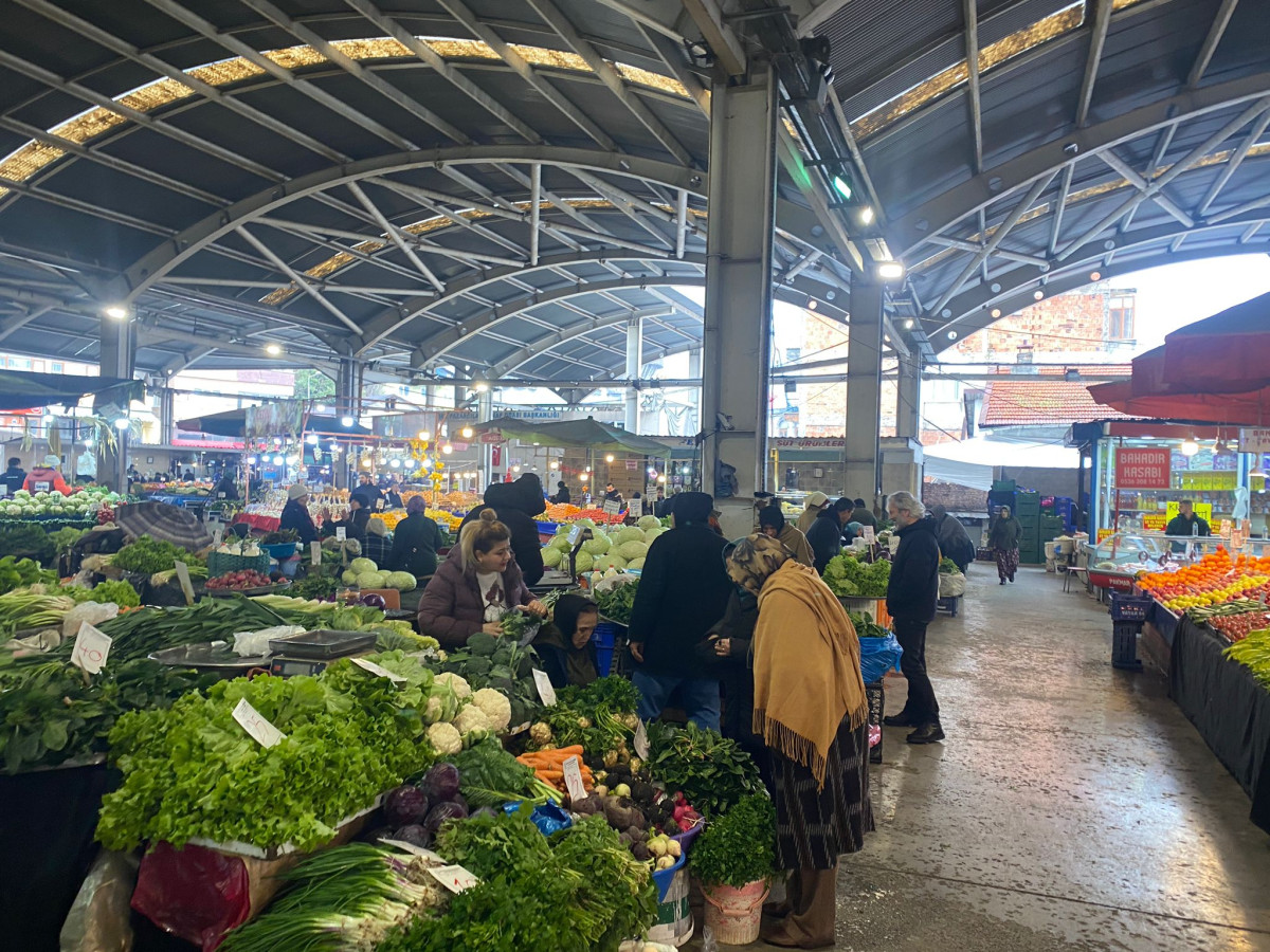 Soğuk havaya rağmen semt pazarına yoğun ilgi