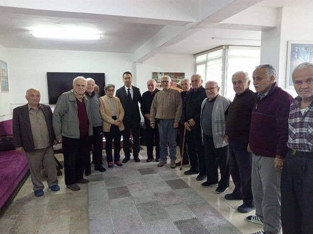 Zonguldak İl Müdürü Mehmet Türkmen, İzmirlioğlu Huzurevi'nde yaşlılarla buluştu.