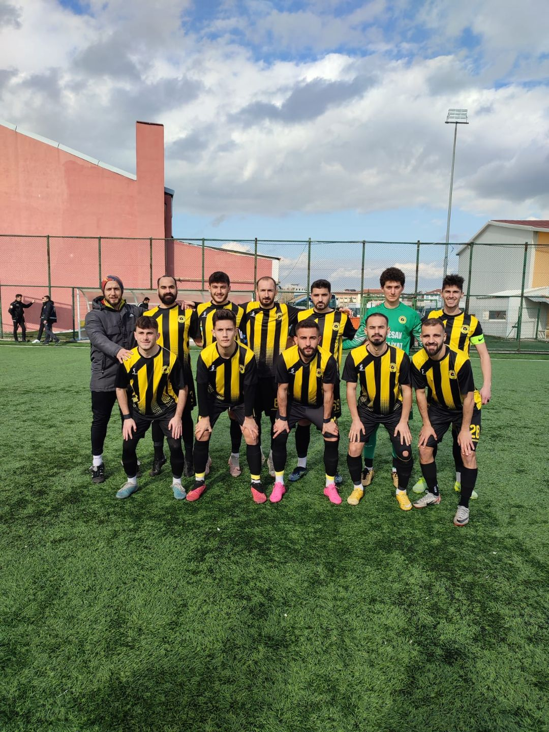 Kilimli Belediye Spor, Çaycuma Gençlerbirliği'ni 5-0 yenerek büyük bir zafer elde etti!
