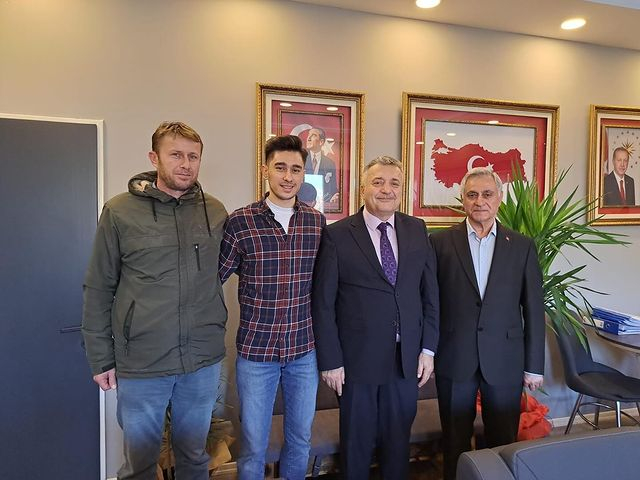 Zonguldak'ta iş insanı Nihat Kalaycı, İl Millî Eğitim Müdürü Osman Bozkan'ı ziyaret etti ve eğitimde iş birliği fırsatları görüştü.