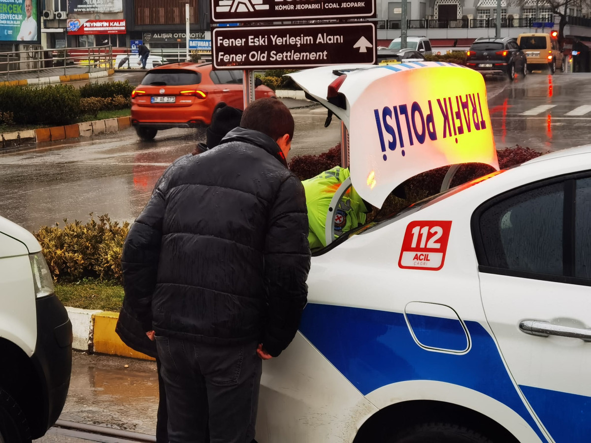 Kavşak'ta kaza polis memuruna araba çarptı
