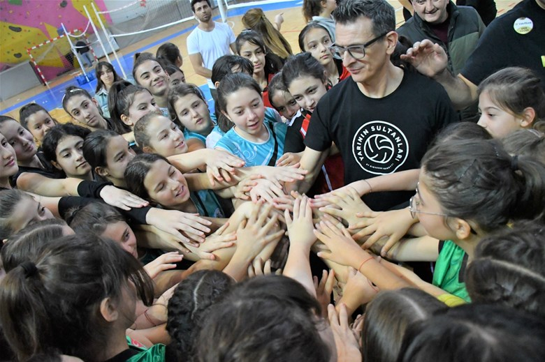 ″Bir araya gelen genç yetenekler, VakıfBank Kadın Voleybol Takımı Baş Antrenörü Giovanni Guidetti ile buluştu″