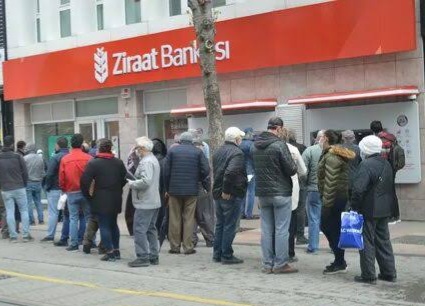 Emekliler bankaların önünde kuyruk oluşturdu 