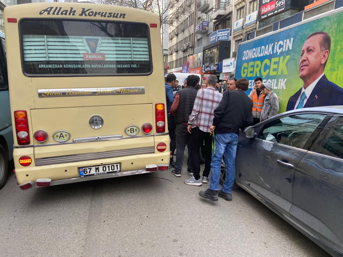 Zonguldak'ta Minibüs ve Otomobil Çarpıştı!
