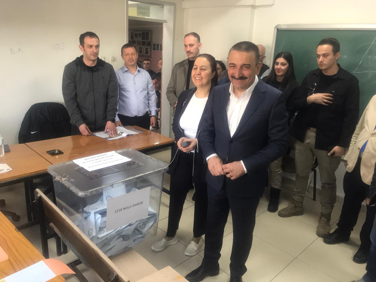 Zonguldak Valisi Hacıbektaşoğlu ve Eşi Oy Kullandı