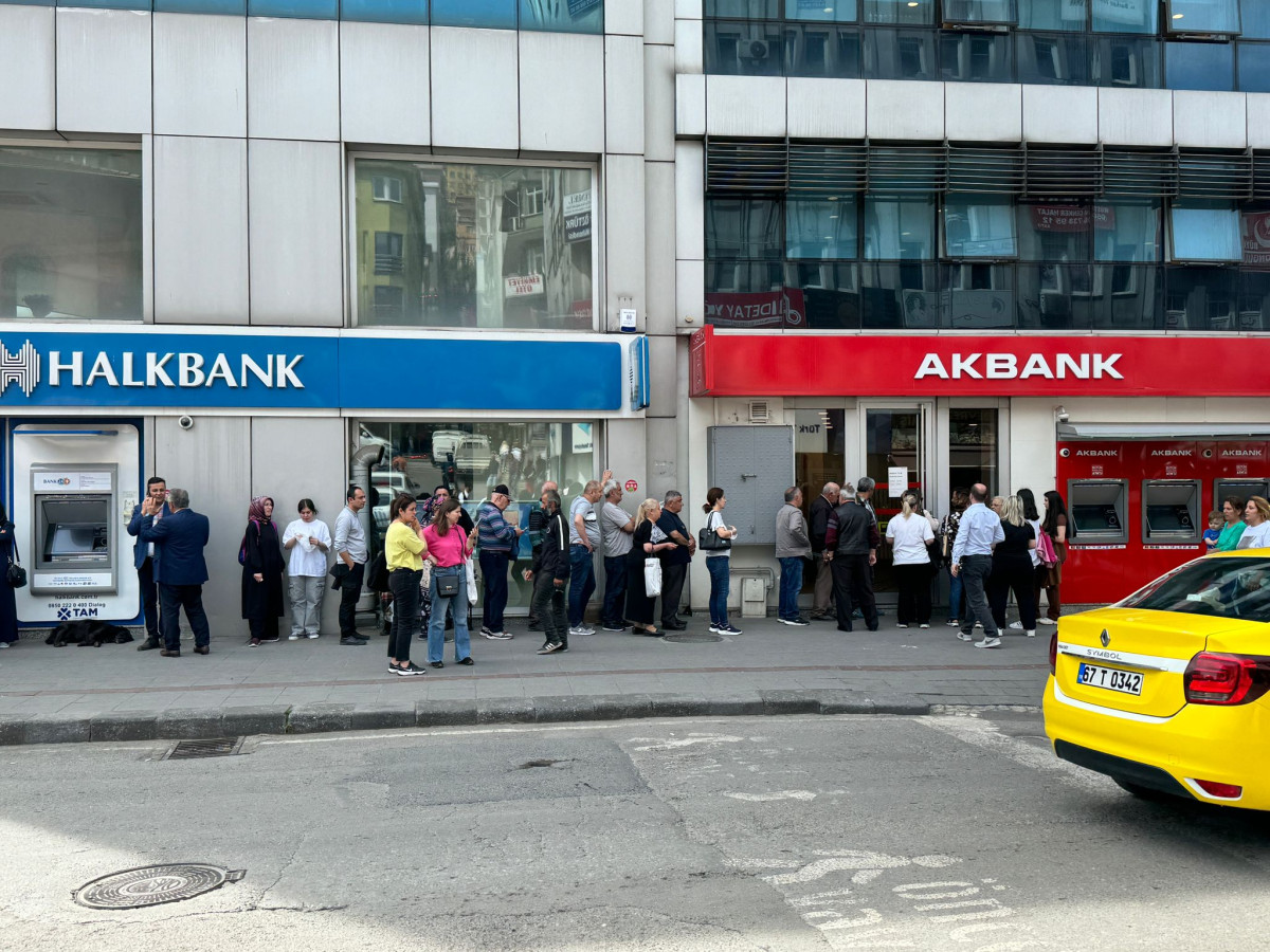 Emekliler Promosyonlar İçin Bankalara Akın Etti: Kuyruklar Kaldırıma Taştı