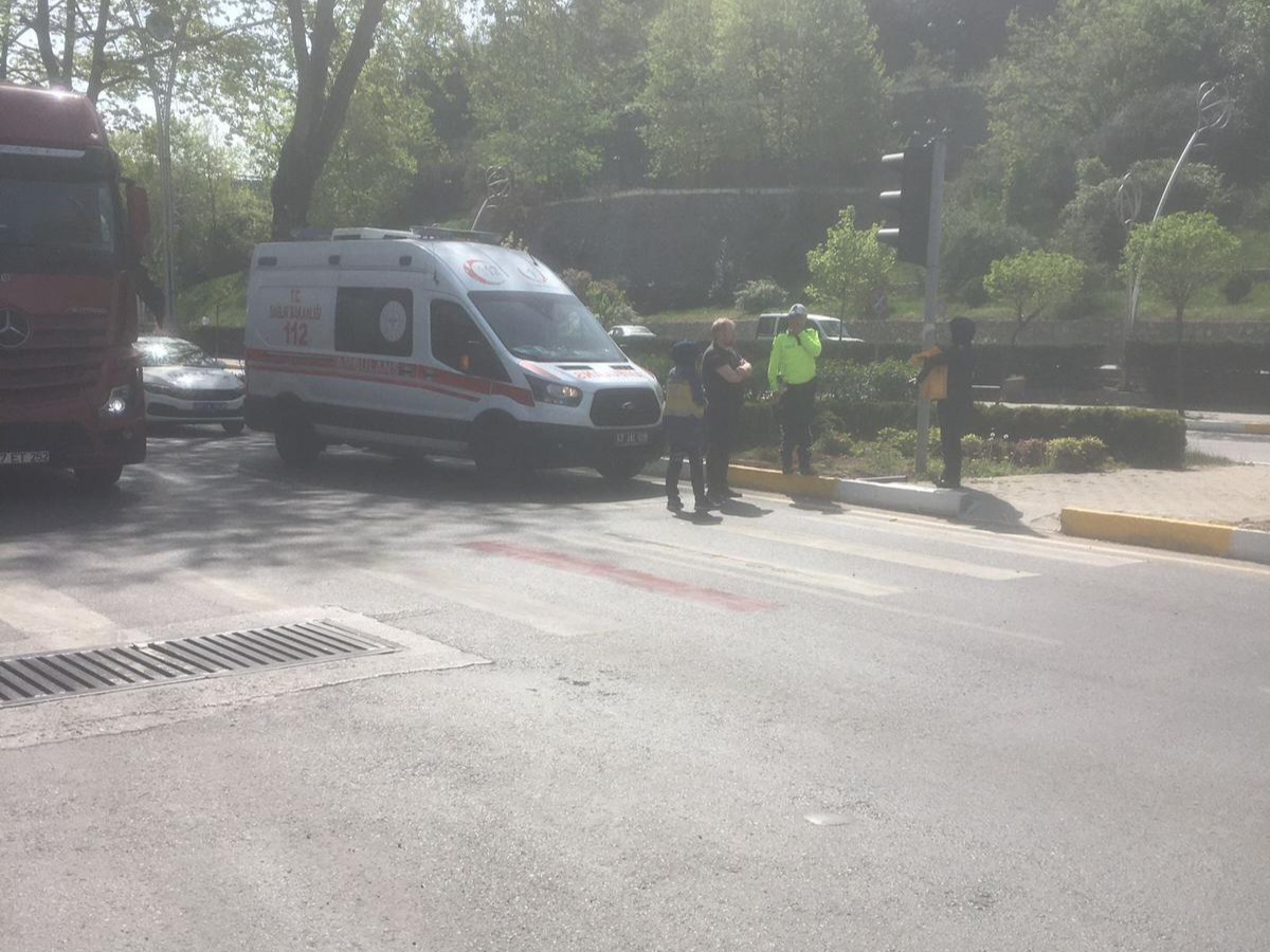 Ambulansa Arkadan Çarpma! Kazada Yaralı Yok, Maddi Hasar Oluştu