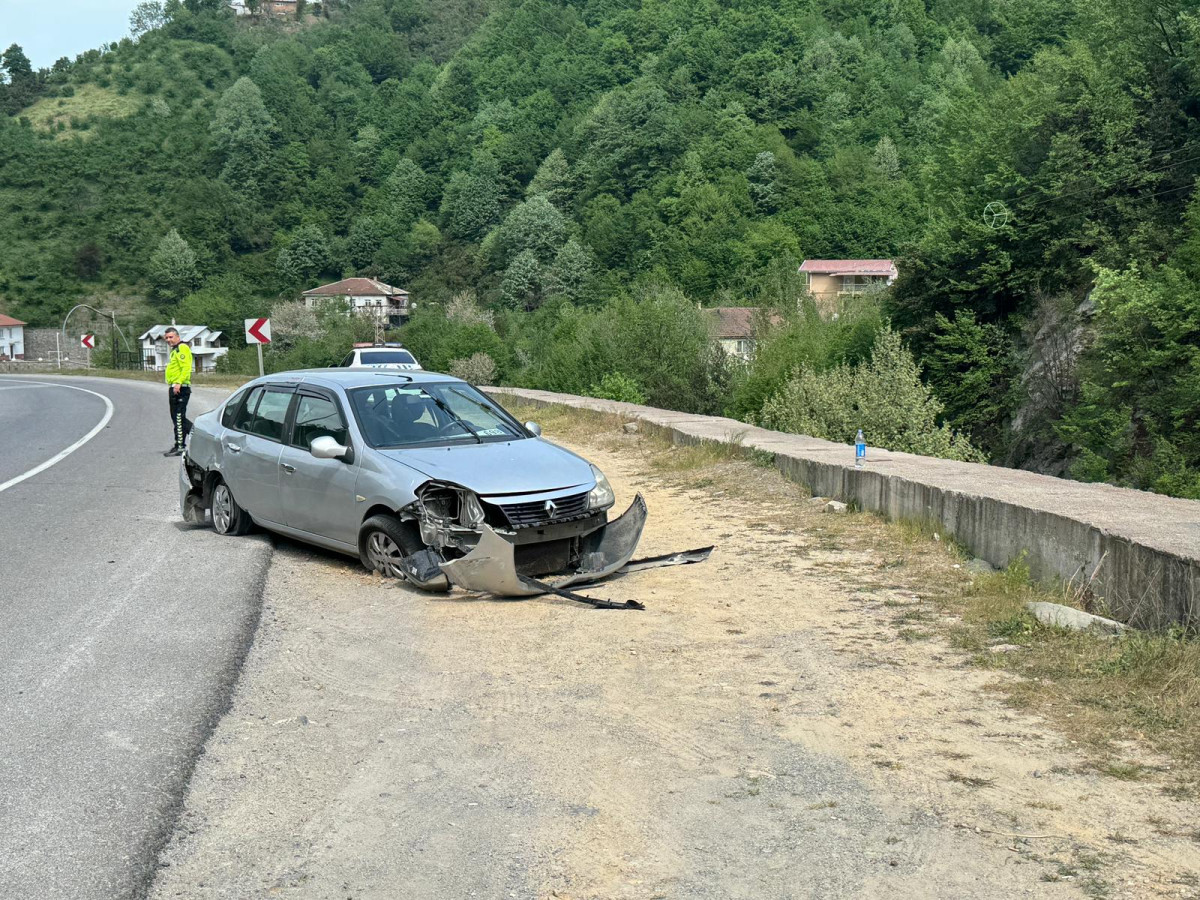 Kontrolünü Kaybeden Otomobil Karşı Şeride Geçip Durabildi: Bir Yaralı