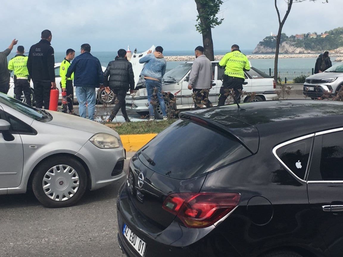 Zonguldak Terminal Önünde Araç Yangını Paniğe Neden Oldu!