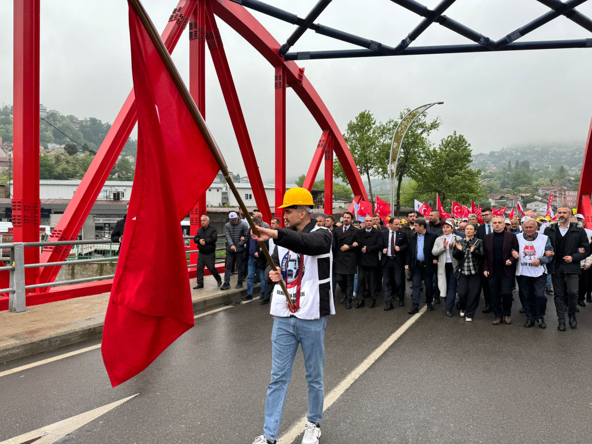 Zonguldak'ta Madenci Anıtı'na Yürüyüşle 1 Mayıs Kutlandı! 