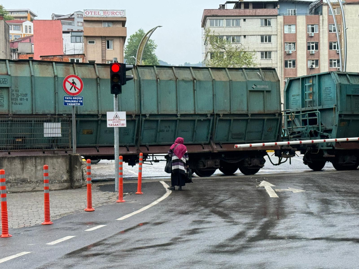 Tren Raylarından Geçmeye Çalışan Yaşlı Kadın Son Anda Kurtuldu!