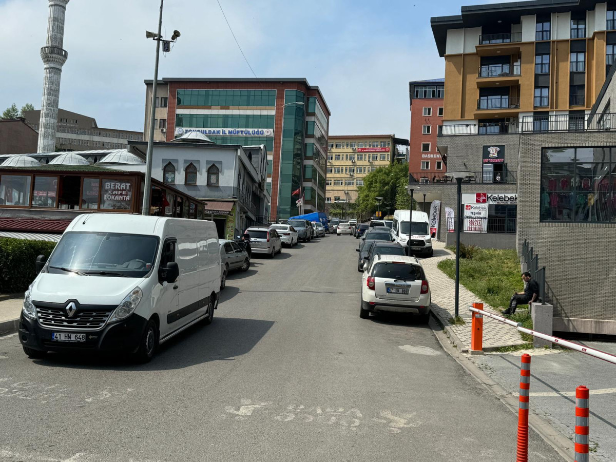 Acılık Caddesi'nde Park Sorunu Vatandaşı Çileden Çıkardı!