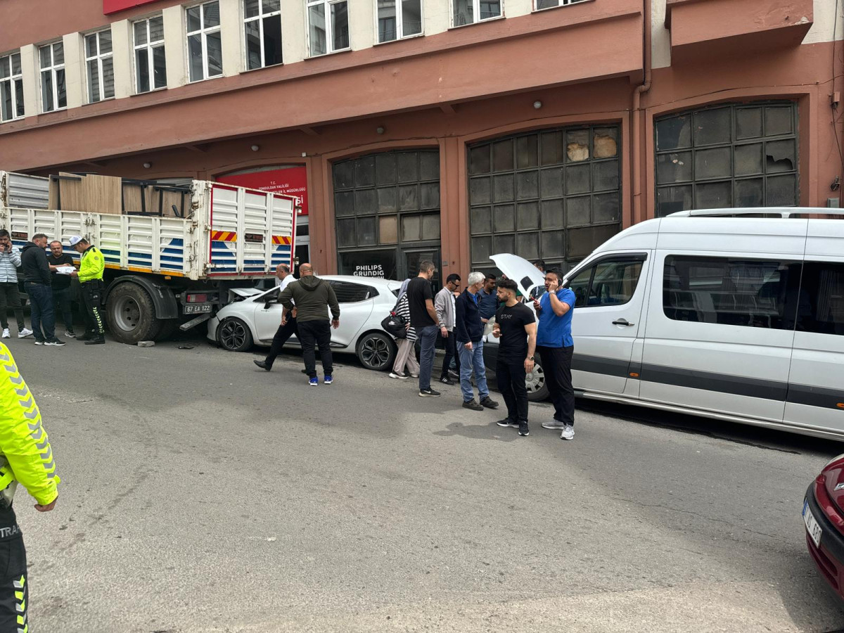 Zonguldak'ta Belediye Kamyonu Kaydı, Zincirleme Kazaya Neden Oldu!