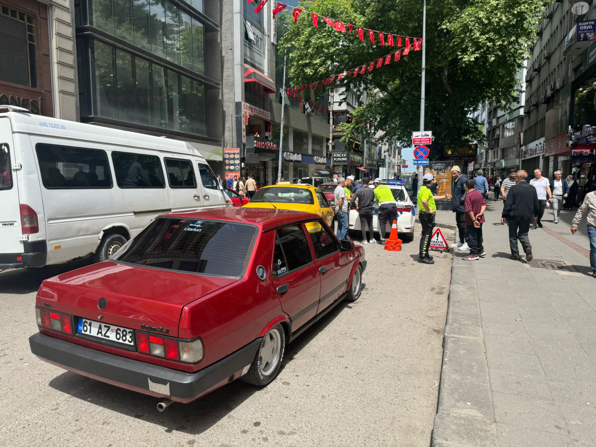 Ceza Yememek İçin Cam Filmini Elleriyle Söktü!