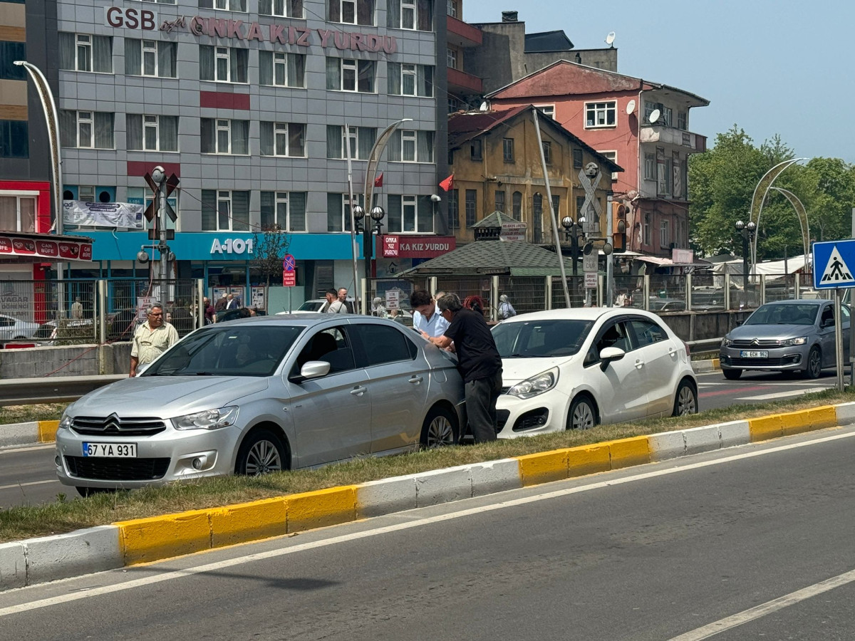 Zonguldak Kent Merkezinde Maddi Hasarlı Kaza!