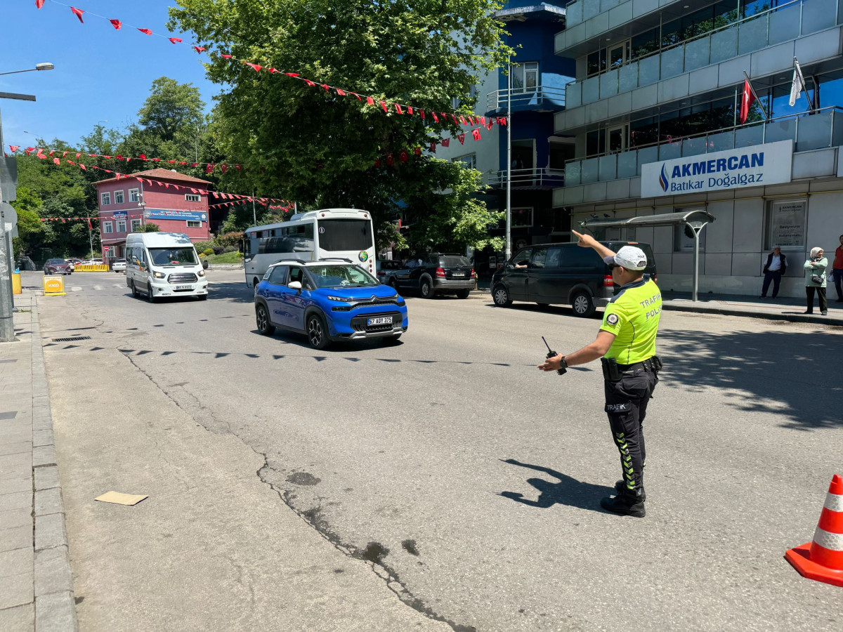 Zonguldak'ta Gazipaşa Caddesi'nde Trafik Kontrolü: Belgeleri Eksik Sürücülere Ceza!
