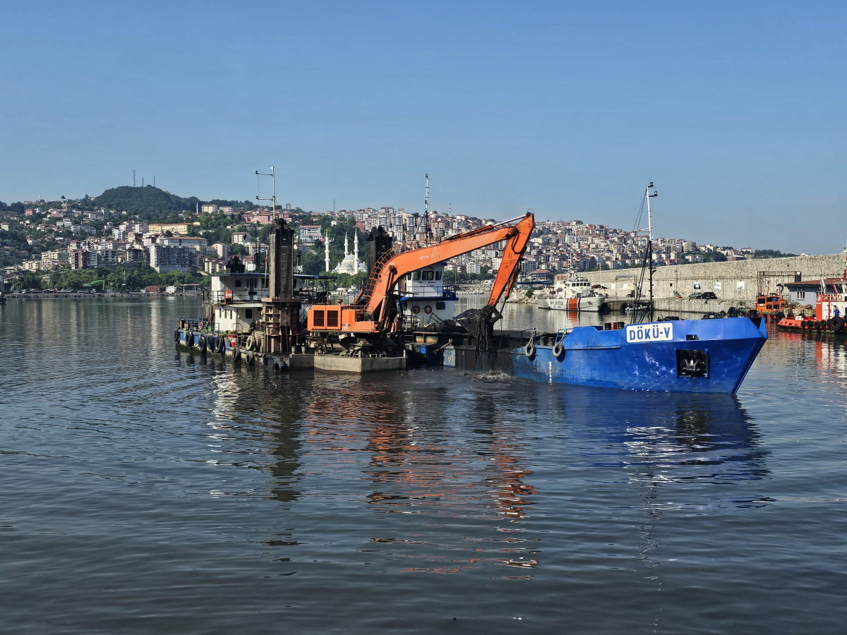 Zonguldak Limanı Tarak Gemisiyle Temizleniyor