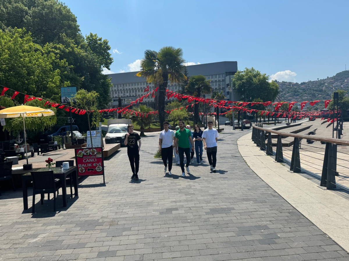 Zonguldak'ta Sıcak Havada Sahilin Keyfini Çıkardılar!