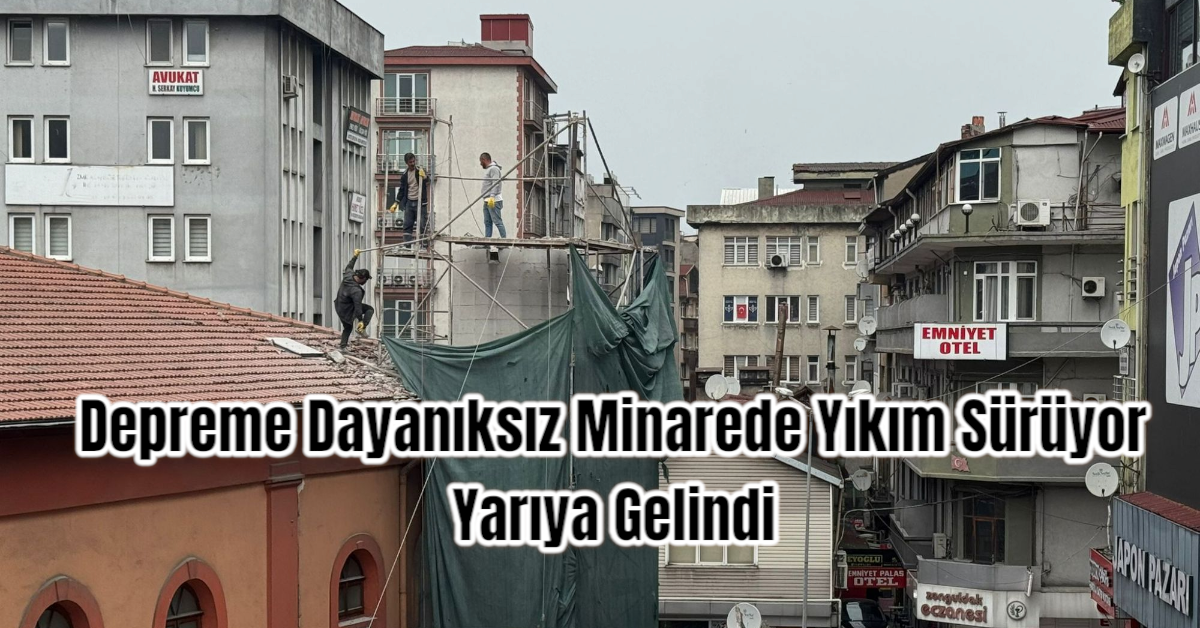 Depreme Dayanıksız Minarede Yıkım Sürüyor: Yarıya Gelindi