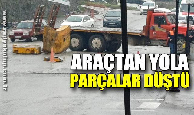 Araçtan Yola Parçalar Düştü