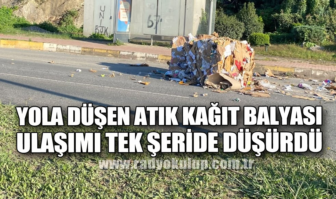 Yola Düşen Atık Kağıt Balyası Ulaşımı Tek Şeride Düşürdü
