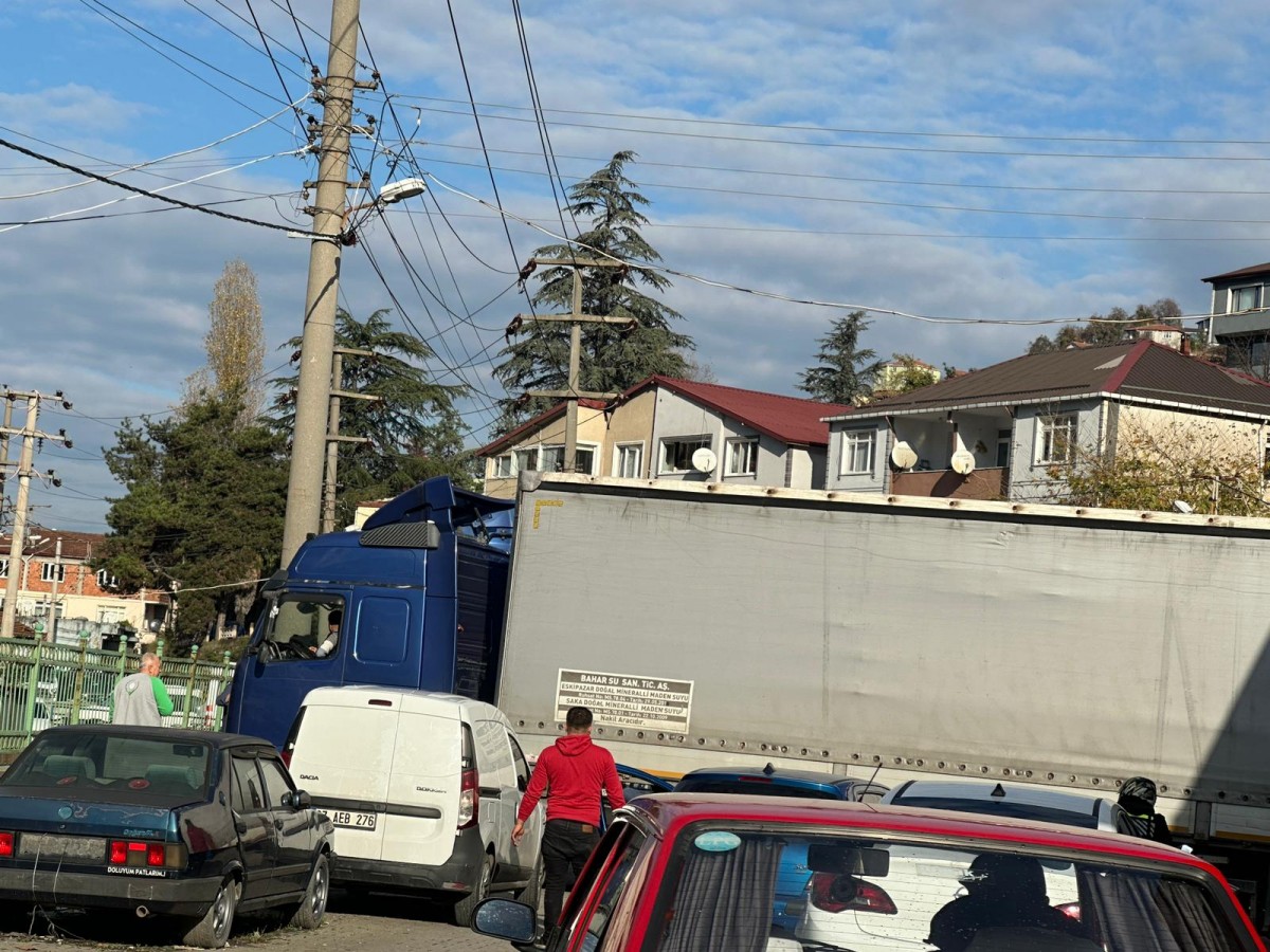 Zonguldak’ta tır dönemeyince trafiği kitledi